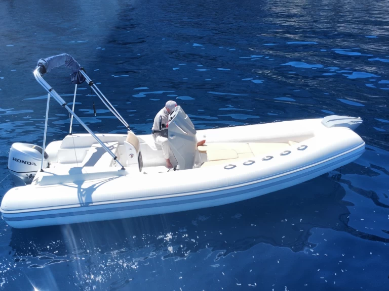 Magnus 5,50 charter bareboat eller skeppad i Porto Rotondo