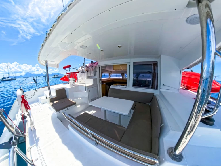 Lagoon Lagoon 400 S2 charter bareboat eller skeppad i Tikehau