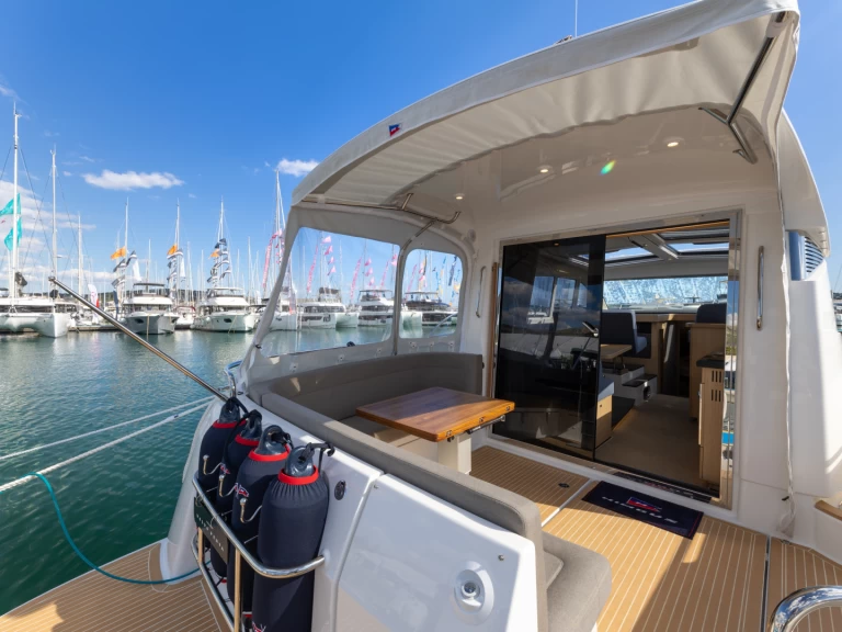 Nimbus Nimbus 405 Coupé charter bareboat eller skeppad i Split 
