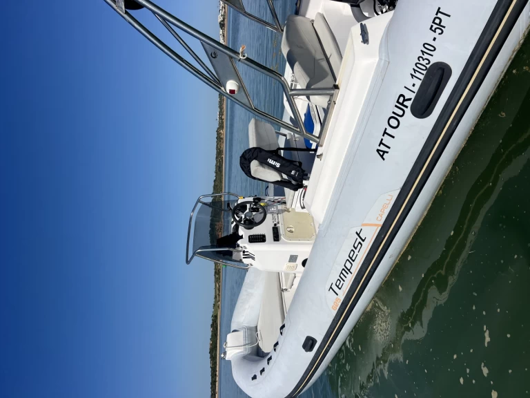 Capelli Tempest 625 charter bareboat eller skeppad i Clube Naval De Portimão
