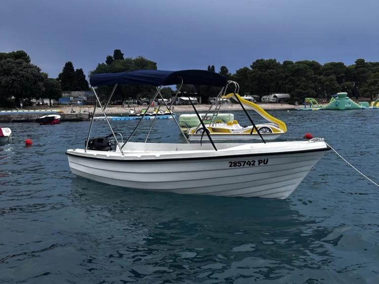 Adria M SPORT charter bareboat eller skeppad i Pula 