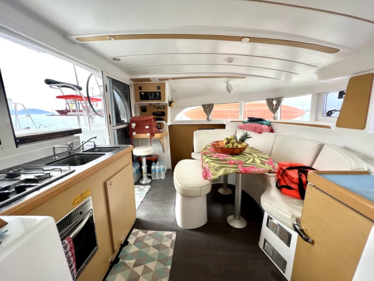 Lagoon Lagoon 380 S2 charter bareboat eller skeppad i Fa'anui