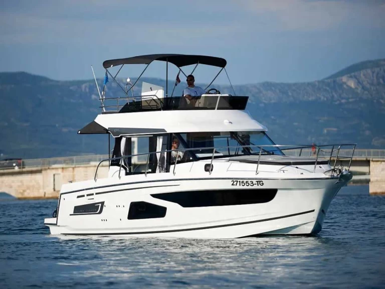Hyr en Jeanneau Merry Fisher 1095 Fly Trogir  