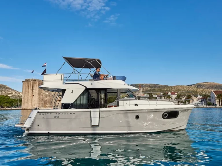 Bénéteau Swift Trawler 30 charter bareboat eller skeppad i Trogir 