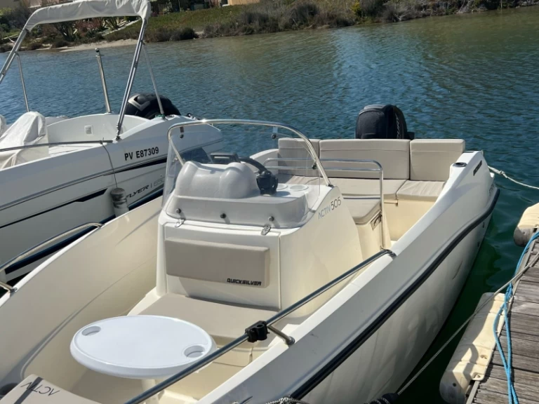 Uthyrning Motorbåt  Quicksilver med en båtlicens 