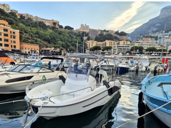 Uthyrning Motorbåt  Bénéteau med en båtlicens 