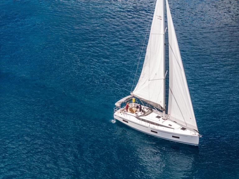 Bavaria Bavaria C42 charter bareboat eller skeppad i San Ġiljan