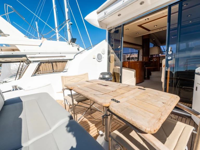 Uthyrning Lyx yacht Sunseeker med en båtlicens 