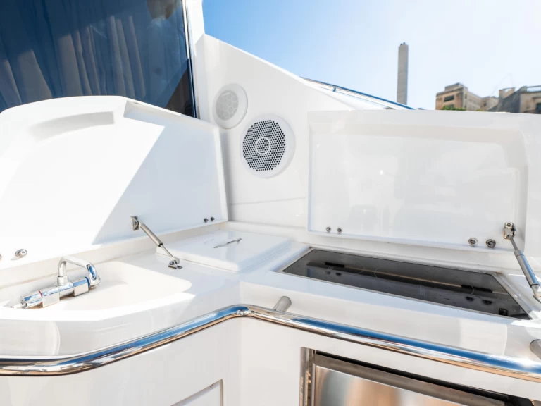 Sunseeker Predator 52 charter bareboat eller skeppad i San Ġiljan