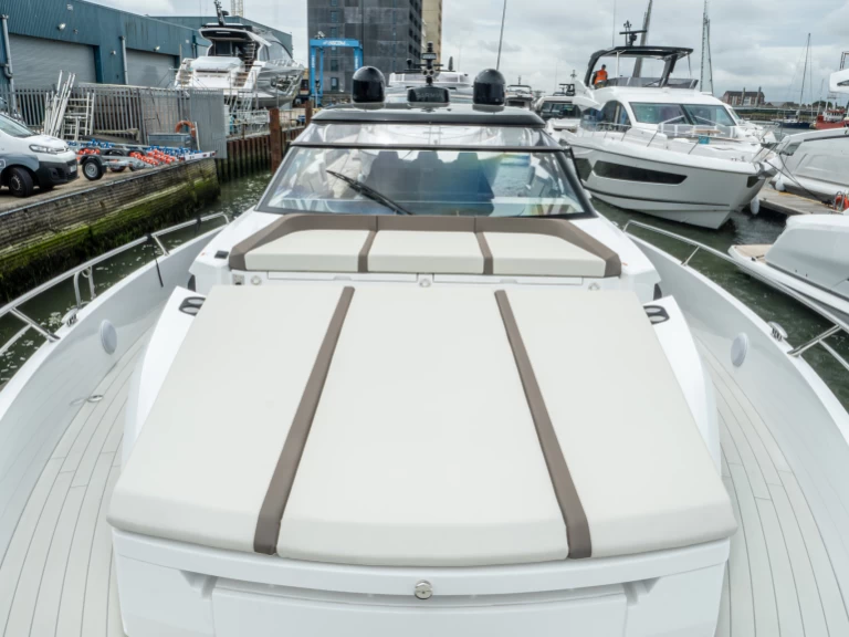 Hyra Lyx yacht med eller utan skeppare Sunseeker San Ġiljan 