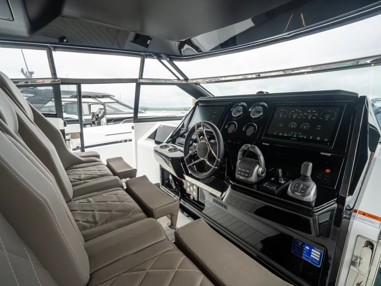 Uthyrning Lyx yacht Sunseeker med en båtlicens 