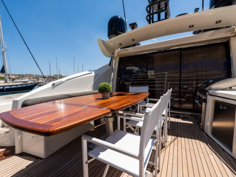 Uthyrning Lyx yacht Sunseeker med en båtlicens 