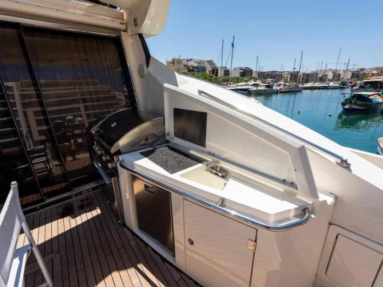 Lyx yacht för uthyrning San Ġiljan till det bästa priset 