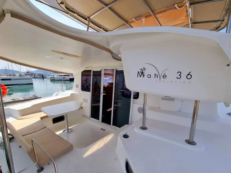 Fountaine Pajot Mahe 36 charter bareboat eller skeppad i Mai Khao