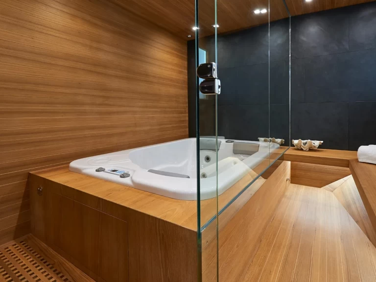 Hyra Lyx yacht med eller utan skeppare Astondoa Tivat 