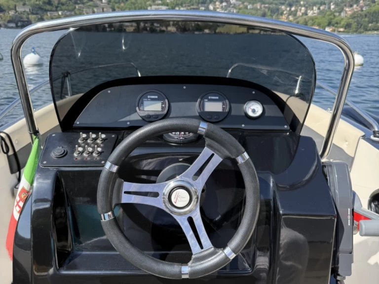 As Marine OPEN 570 charter bareboat eller skeppad i Como (City)
