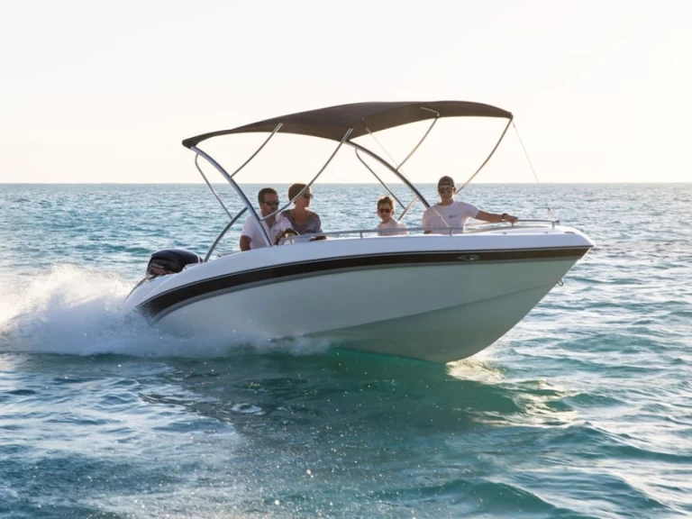 explorer 195 mercury pro xs 150 hp charter bareboat eller skeppad i Pointe d'Esny