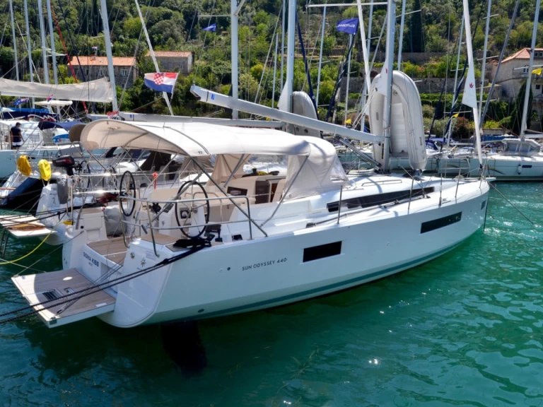 Jeanneau Sun Odyssey 440 charter bareboat eller skeppad i Pula 
