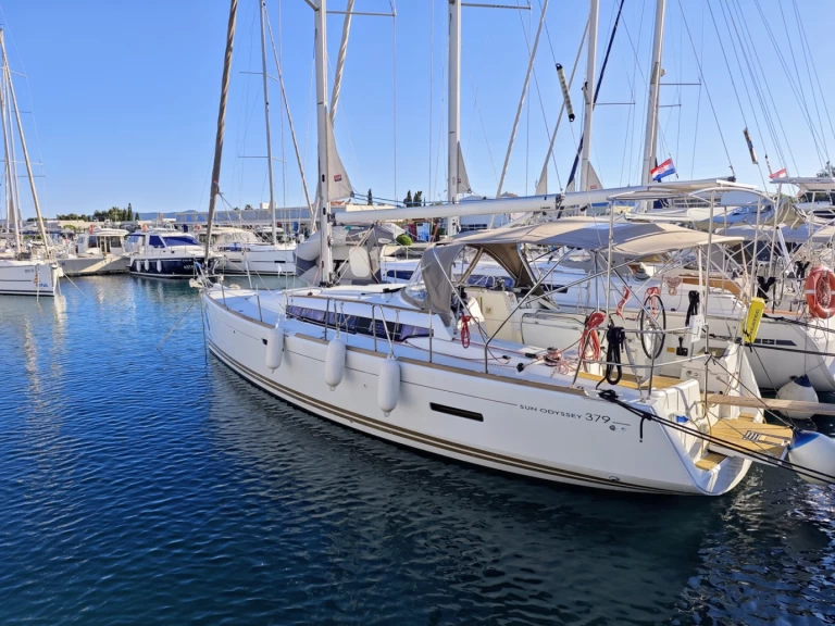Hyr en Jeanneau Sun Odyssey 379 Sukošan 