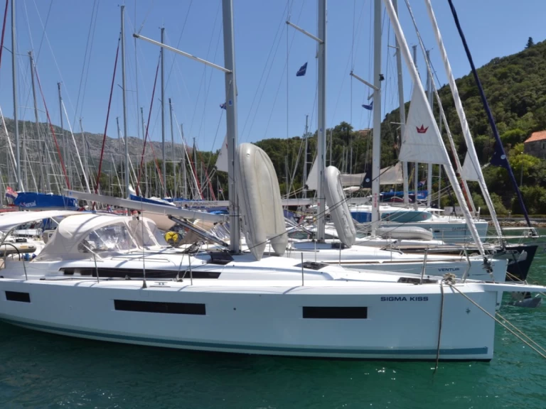 Jeanneau Sun Odyssey 440 charter bareboat eller skeppad i Pula 