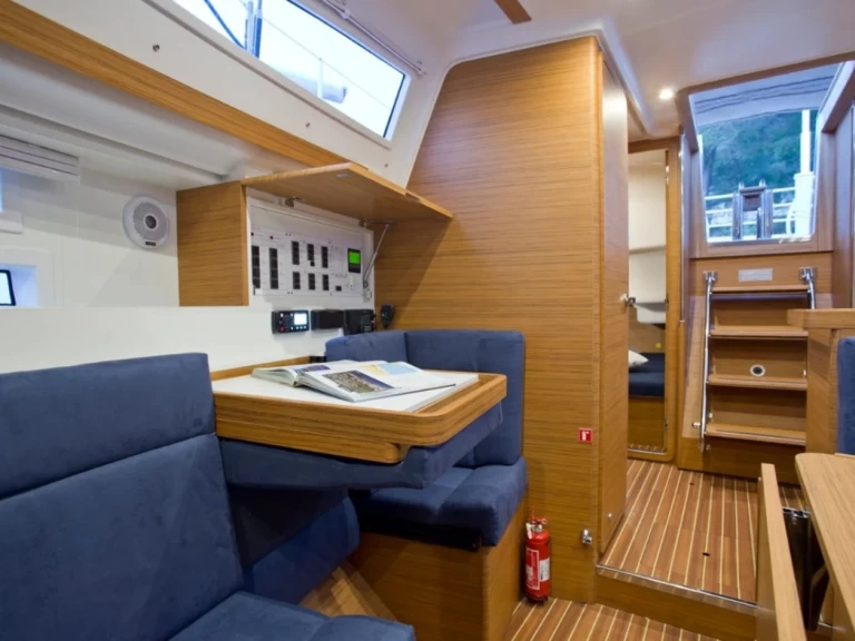 Elan Impression 35 charter bareboat eller skeppad i Pula 