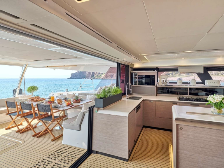 Lyx yacht för uthyrning Nea Peramos till det bästa priset 