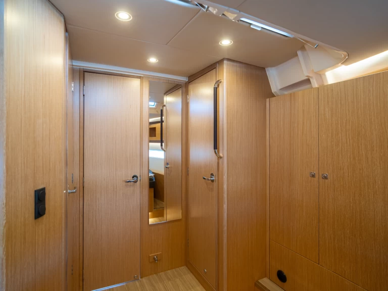 Bavaria Bavaria C45 charter bareboat eller skeppad i Pula 