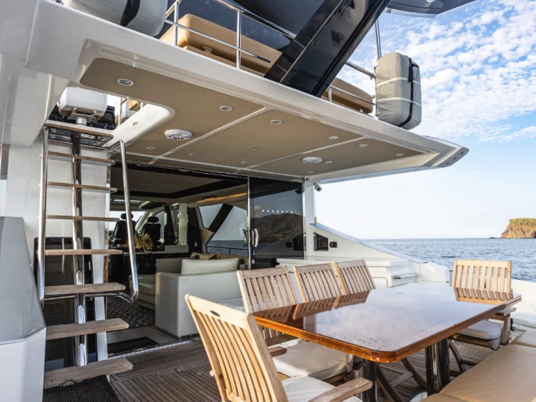 Azimut Azimut 80 charter bareboat eller skeppad i Playa Flamingo