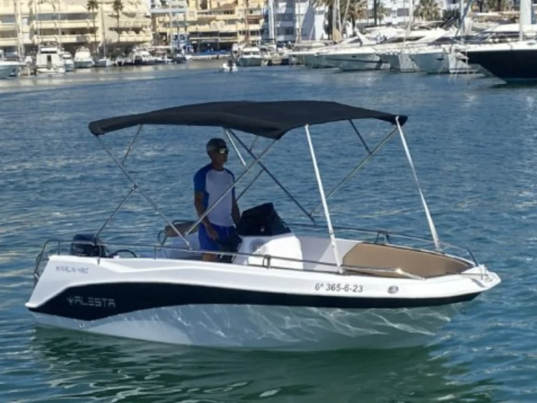 Uthyrning Motorbåt  Karel med en båtlicens 