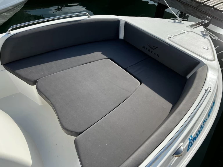 Uthyrning Motorbåt  Mercan med en båtlicens 