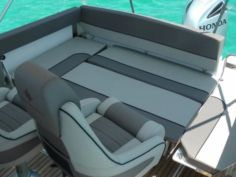 Uthyrning Motorbåt  Jeanneau med en båtlicens 