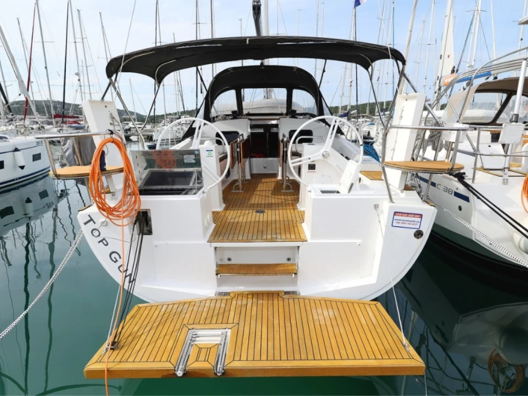 Elan Impression 45.1 charter bareboat eller skeppad i Pirovac