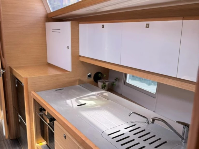 Dufour Dufour 390 charter bareboat eller skeppad i Preveza