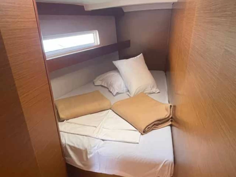 Jeanneau Sun Odyssey 440 charter bareboat eller skeppad i Golfo Aranci