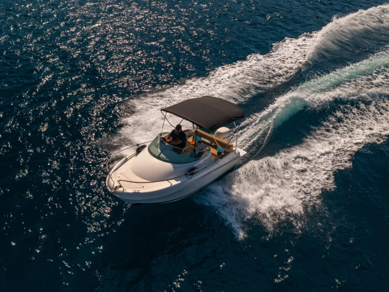 Uthyrning Motorbåt  Jeanneau med en båtlicens 