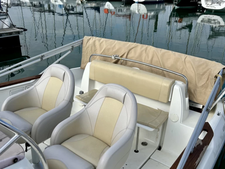 Uthyrning Motorbåt  Bénéteau med en båtlicens 