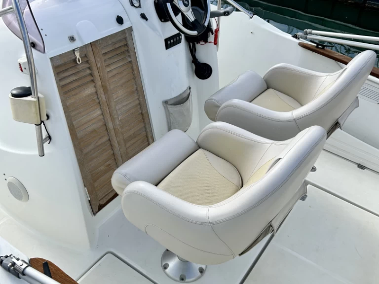 Bénéteau Flyer 650 Open charter bareboat eller skeppad i La Rochelle