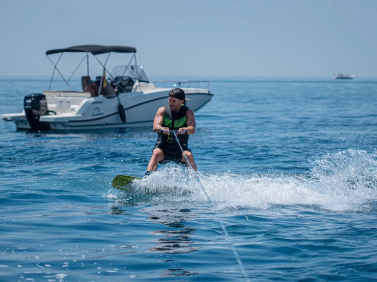 Uthyrning Motorbåt  Quicksilver med en båtlicens 