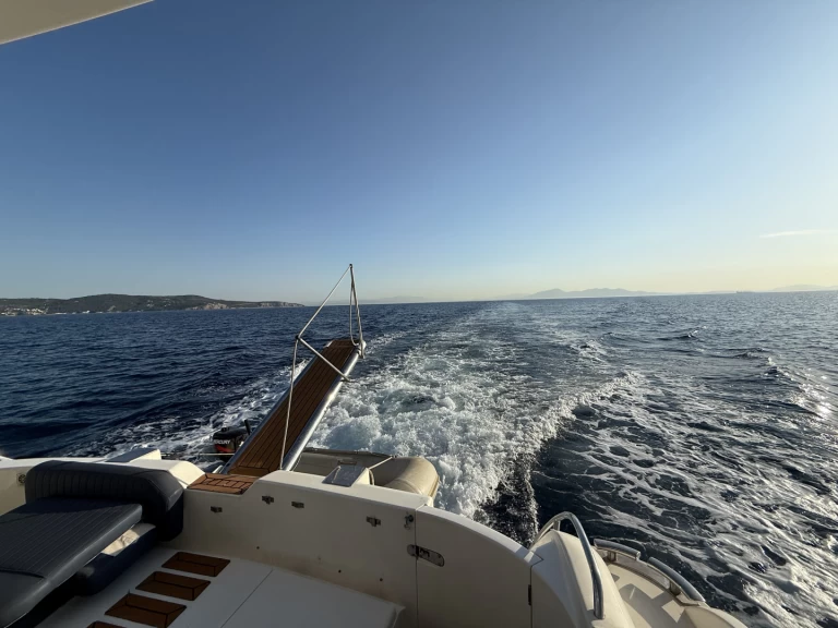 Princess Princess 60 Fly charter bareboat eller skeppad i Póros (City)