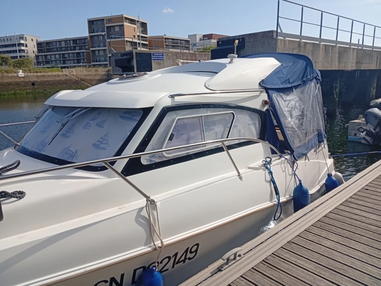 Quicksilver Activ 640 Weekend charter bareboat eller skeppad i Le Havre