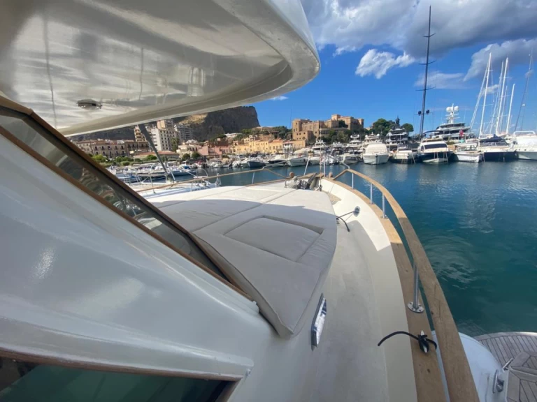 Uthyrning Motorbåt  c&l marine corporation med en båtlicens 