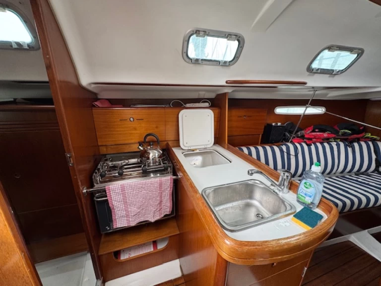 Bénéteau First 31.7 charter bareboat eller skeppad i La Rochelle