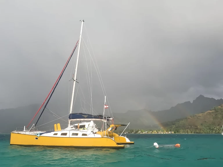 Outremer Danson 40+2 charter bareboat eller skeppad i Fare