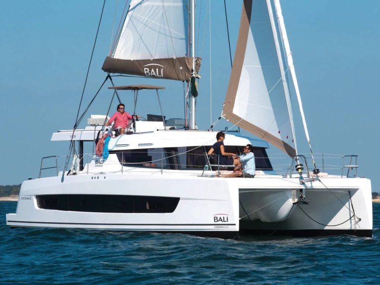 Hyra Katamaran  med eller utan skeppare Bali Catamarans Komolac 