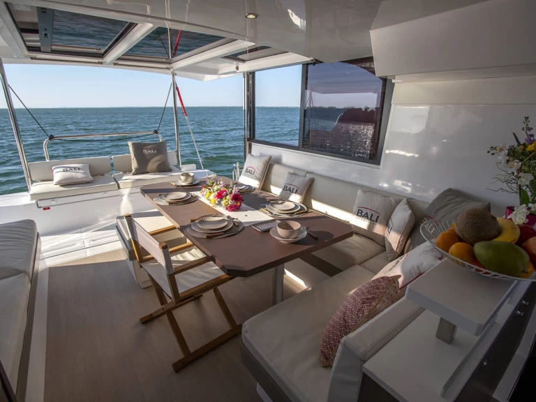 Bali Bali Catspace Voile charter bareboat eller skeppad i Komolac