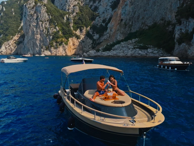 Nautica Esposito Positano 32 charter bareboat eller skeppad i Capri