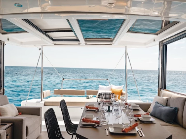 BALI 4.2 NUMERO 3 BALI 4.2 NUMERO 3 charter bareboat eller skeppad i Le Marin