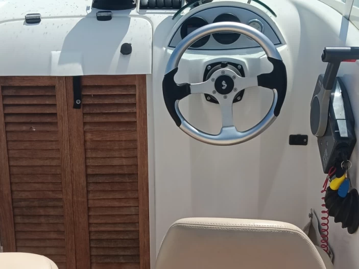 Bénéteau Flyer 650 WA charter bareboat eller skeppad i Le Cap d'Agde