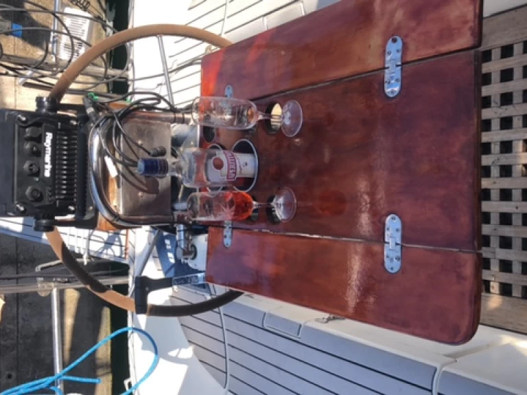 Jeanneau Sun Fizz charter bareboat eller skeppad i Rome (City)