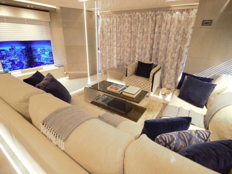 Uthyrning Lyx yacht Custom med en båtlicens 